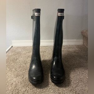 Hunter Tall Black Boots size 9 female / 8 male - with gray Hunter socks